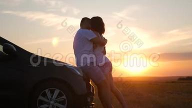幸福夫妇的<strong>剪影</strong>停留在新车的天空下。 日落时分，美丽的年轻夫妇站在<strong>汽车</strong>附近。